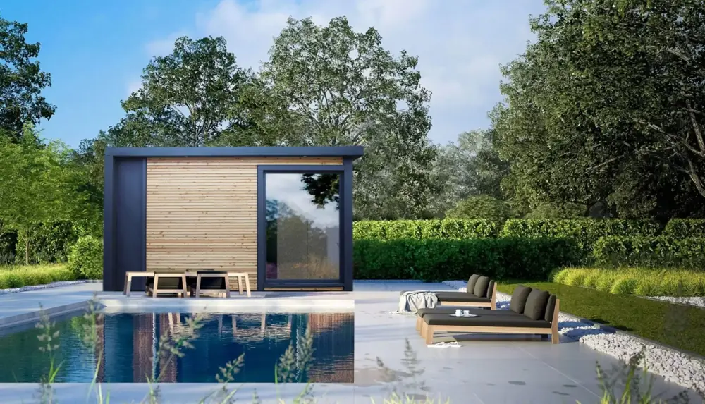 Dunkles Container-Gartenhaus mit Glasfront und Sitzplatz unter einem Baum am Pool