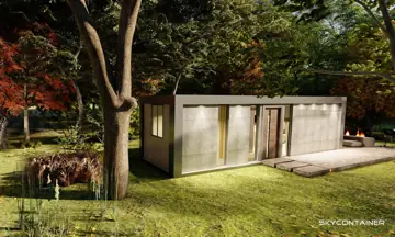Langes Container-Gartenhaus mit Vorhängen hinter der Glasfront im Herbstgarten
