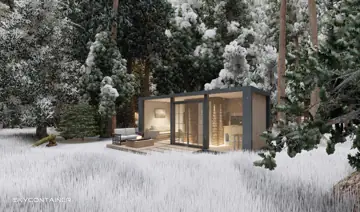 Tiny House mit Holz-Glas-Fassade zwischen schneebedeckten Bäumen