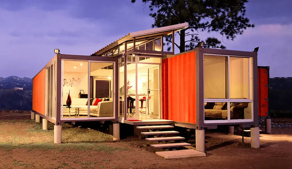 Geöffnete Container-Wohnidee mit Terrasse im Abendlicht