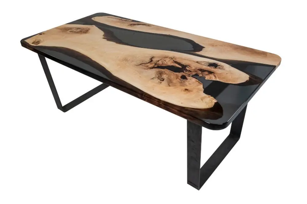 Holztisch mit unregelmäßiger Platte und schwarzem Metallgestell