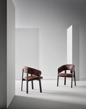 Bonaldo Alpha: Brauner Polsterstuhl mit umlaufendem Rücken und dunklem Holzgestell · Ansicht 1