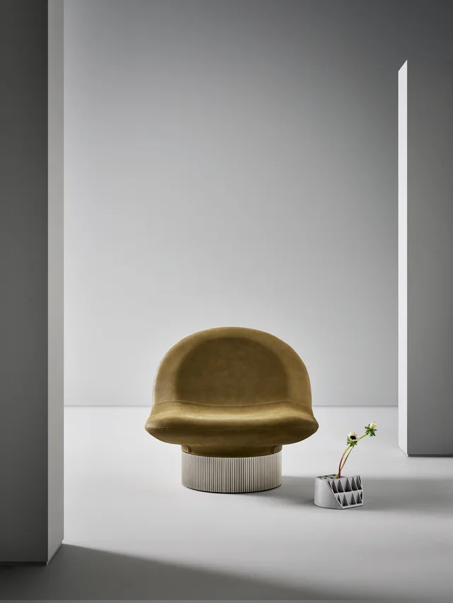 Bonaldo Amour: Broad rounded seat, open back and cylindrical base · View 1