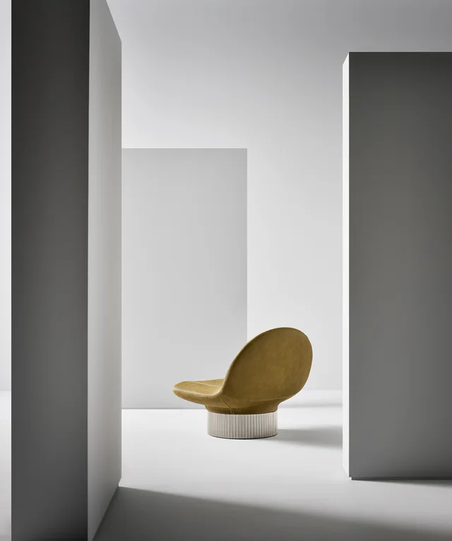 Bonaldo Amour: Broad rounded seat, open back and cylindrical base · View 2