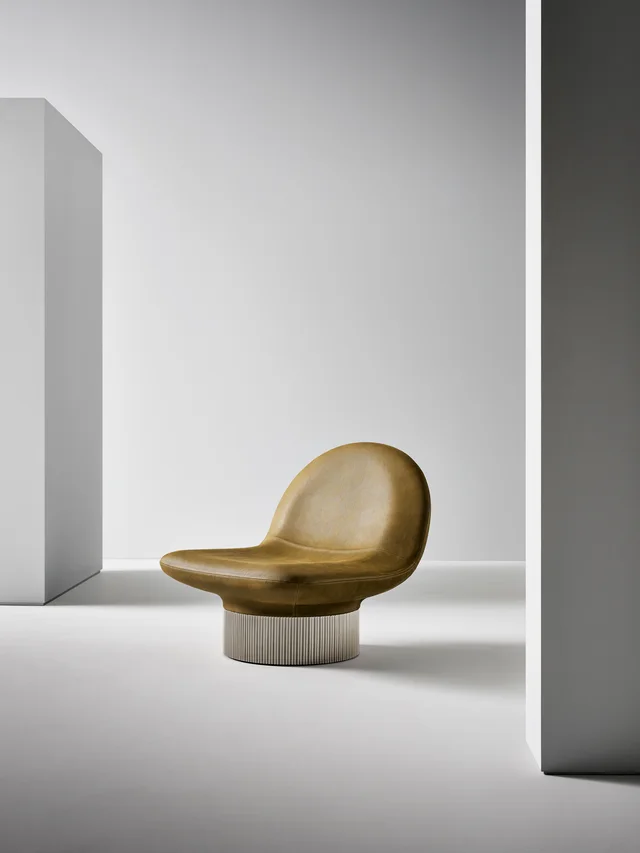 Bonaldo Amour: Broad rounded seat, open back and cylindrical base · View 3