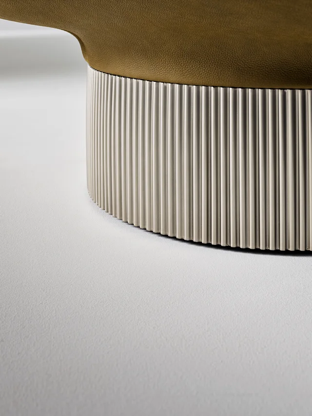 Bonaldo Amour: Broad rounded seat, open back and cylindrical base · View 4
