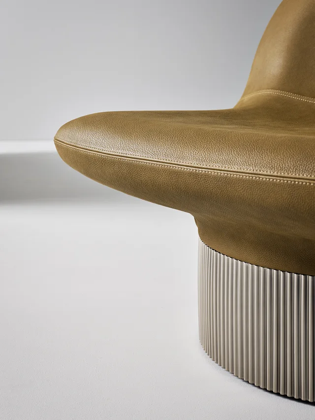 Bonaldo Amour: Broad rounded seat, open back and cylindrical base · View 10