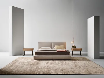 Bonaldo Belloalto Bed: Polsterbett mit hohem zweiteilig wirkendem Kopfteil und kräftigem Rahmen · Ansicht 1