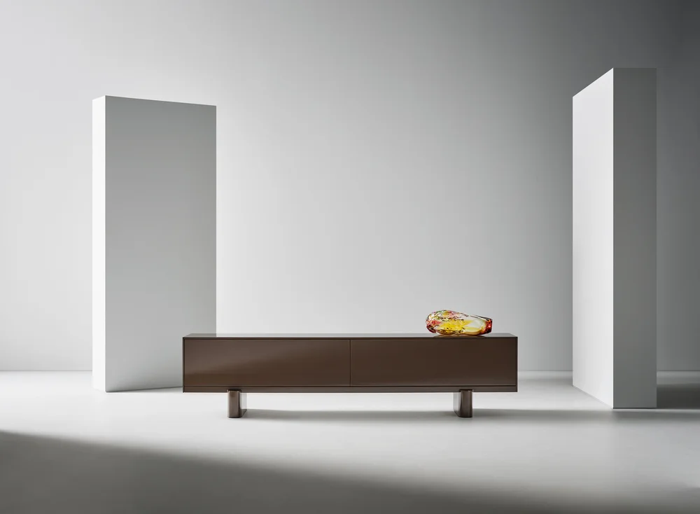 Bonaldo Blocco Sideboard: Lange dunkle Anrichte auf zwei gerundeten Stützen · Ansicht 1