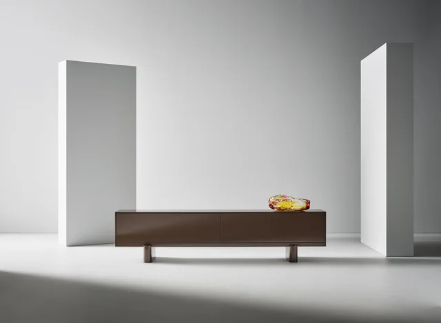 Bonaldo Blocco Sideboard: Lange dunkle Anrichte auf zwei gerundeten Stützen · Ansicht 1