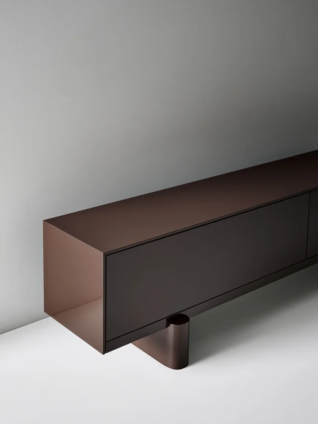 Bonaldo Blocco Sideboard: Lange dunkle Anrichte auf zwei gerundeten Stützen · Ansicht 2