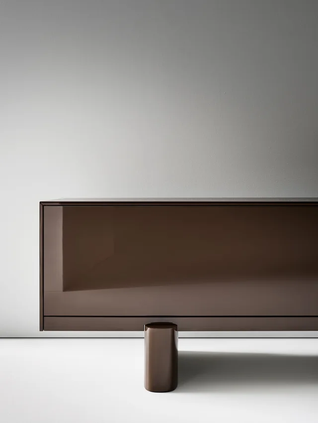 Bonaldo Blocco Sideboard: Lange dunkle Anrichte auf zwei gerundeten Stützen · Ansicht 3