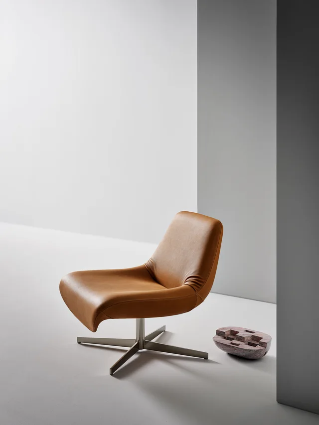 Bonaldo Ellison: Brown lounge chair with a sloping back and four-star base · View 2