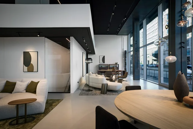 Bonaldo Flagship Store Milano: Mailänder Showroom mit großen Glasfronten und verschiedenen Wohnbereichen · Ansicht 2