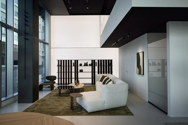 Bonaldo Flagship Store Milano: Mailänder Showroom mit großen Glasfronten und verschiedenen Wohnbereichen · Ansicht 3