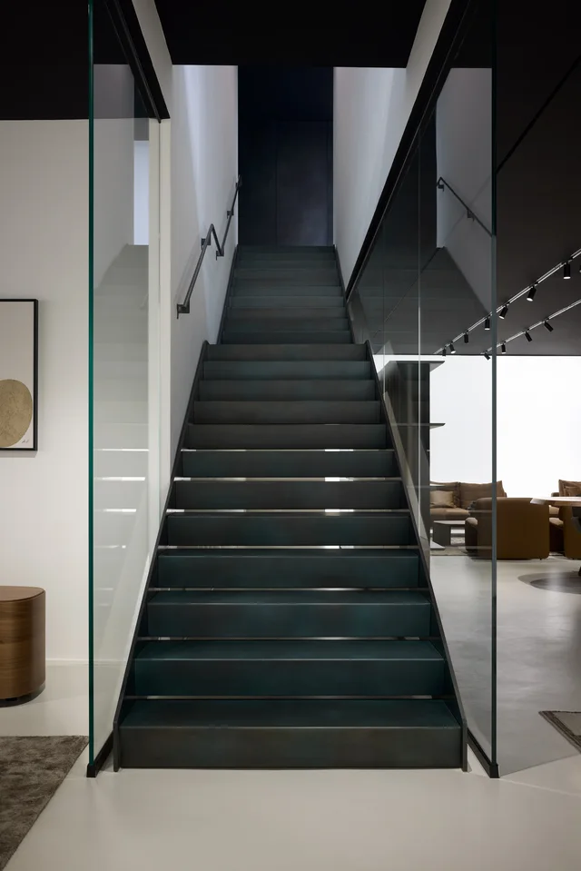 Bonaldo Flagship Store Milano: Mailänder Showroom mit großen Glasfronten und verschiedenen Wohnbereichen · Ansicht 4