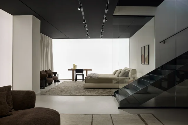Bonaldo Flagship Store Milano: Mailänder Showroom mit großen Glasfronten und verschiedenen Wohnbereichen · Ansicht 5