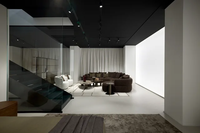 Bonaldo Flagship Store Milano: Mailänder Showroom mit großen Glasfronten und verschiedenen Wohnbereichen · Ansicht 6