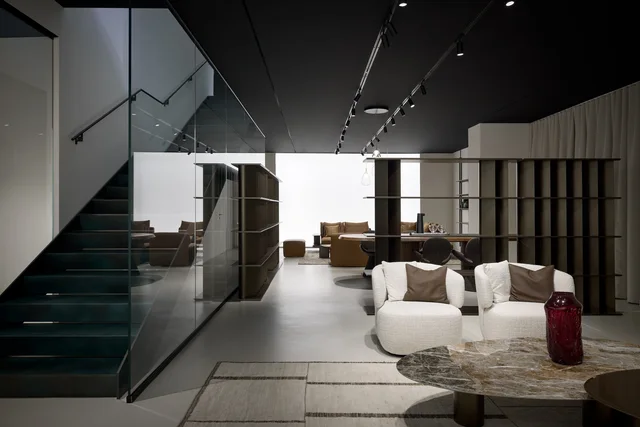 Bonaldo Flagship Store Milano: Mailänder Showroom mit großen Glasfronten und verschiedenen Wohnbereichen · Ansicht 7