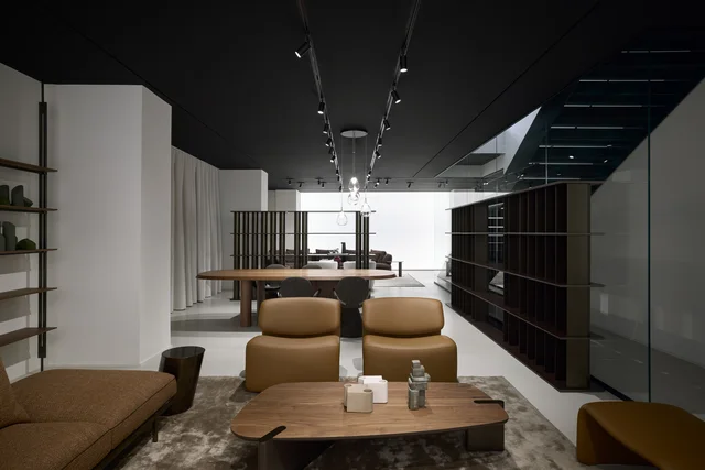 Bonaldo Flagship Store Milano: Mailänder Showroom mit großen Glasfronten und verschiedenen Wohnbereichen · Ansicht 8
