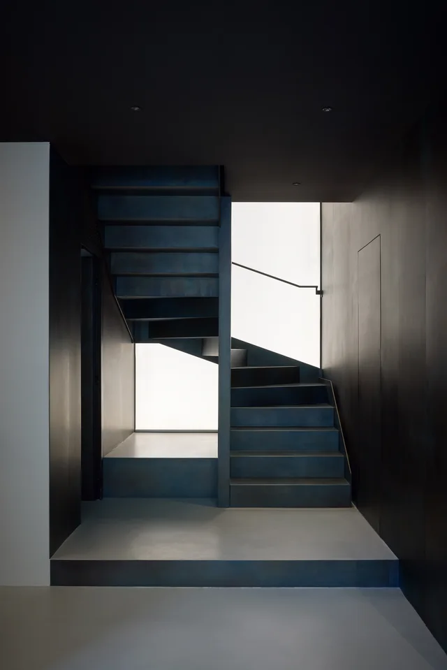 Bonaldo Flagship Store Milano: Mailänder Showroom mit großen Glasfronten und verschiedenen Wohnbereichen · Ansicht 9