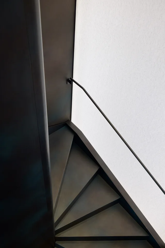 Bonaldo Flagship Store Milano: Mailänder Showroom mit großen Glasfronten und verschiedenen Wohnbereichen · Ansicht 10