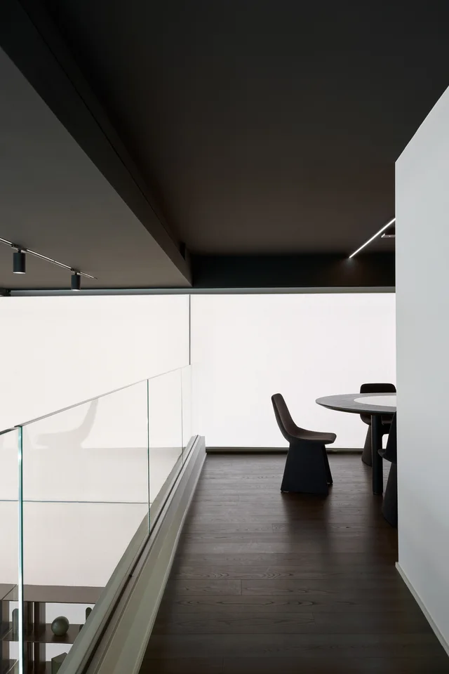 Bonaldo Flagship Store Milano: Mailänder Showroom mit großen Glasfronten und verschiedenen Wohnbereichen · Ansicht 11