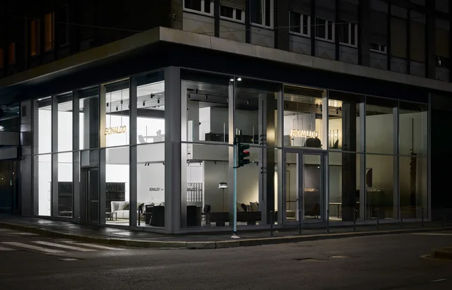 Bonaldo Flagship Store Milano: Mailänder Showroom mit großen Glasfronten und verschiedenen Wohnbereichen · Ansicht 12