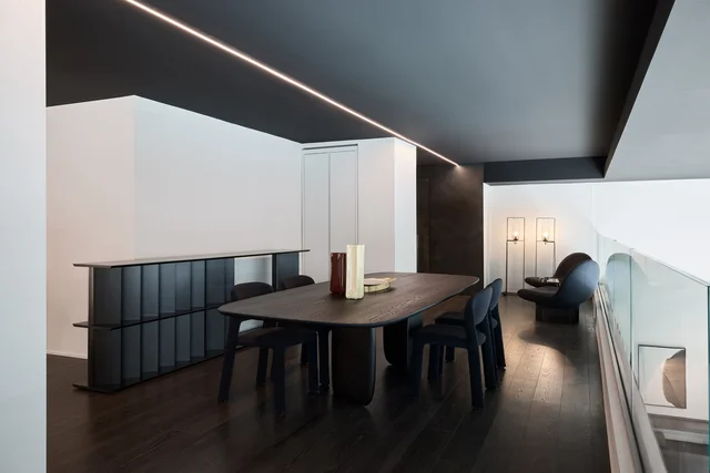 Bonaldo Flagship Store Milano: Mailänder Showroom mit großen Glasfronten und verschiedenen Wohnbereichen · Ansicht 13