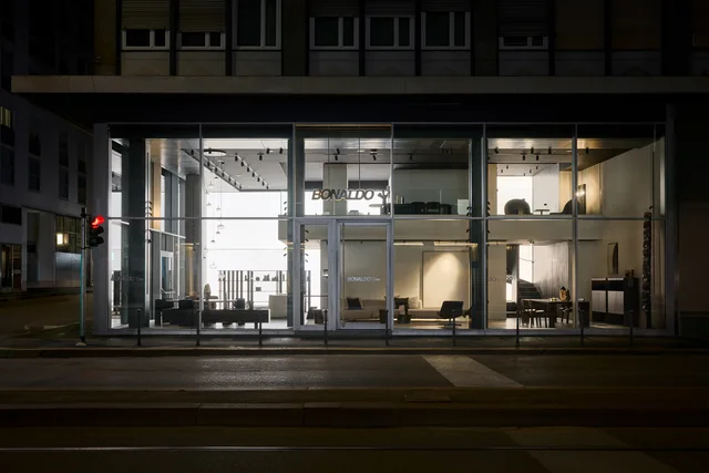 Bonaldo Flagship Store Milano: Mailänder Showroom mit großen Glasfronten und verschiedenen Wohnbereichen · Ansicht 14