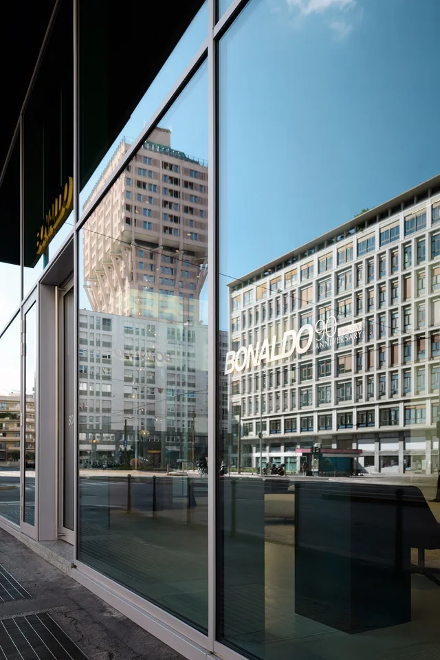 Bonaldo Flagship Store Milano: Mailänder Showroom mit großen Glasfronten und verschiedenen Wohnbereichen · Ansicht 15