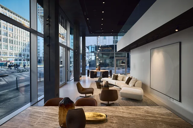 Bonaldo Flagship Store Milano: Mailänder Showroom mit großen Glasfronten und verschiedenen Wohnbereichen · Ansicht 16