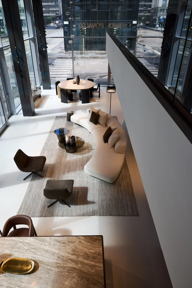 Bonaldo Flagship Store Milano: Mailänder Showroom mit großen Glasfronten und verschiedenen Wohnbereichen · Ansicht 17