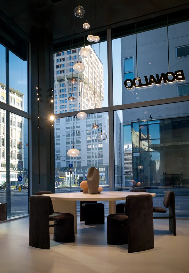 Bonaldo Flagship Store Milano: Mailänder Showroom mit großen Glasfronten und verschiedenen Wohnbereichen · Ansicht 18