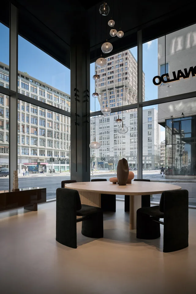 Bonaldo Flagship Store Milano: Mailänder Showroom mit großen Glasfronten und verschiedenen Wohnbereichen · Ansicht 19