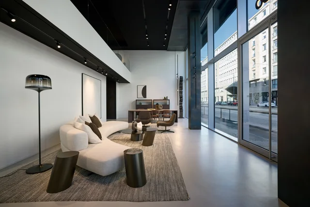 Bonaldo Flagship Store Milano: Mailänder Showroom mit großen Glasfronten und verschiedenen Wohnbereichen · Ansicht 20