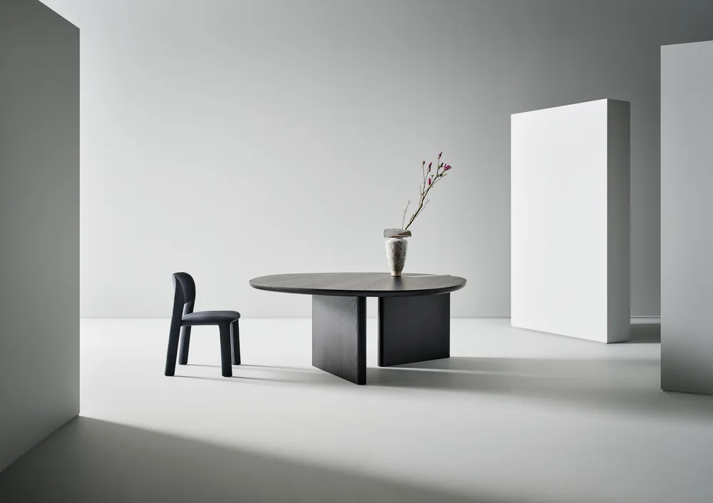 Bonaldo Flatiron table round top: Dark round table with asymmetrical planar supports · View 1