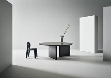 Bonaldo Flatiron table round top: Runder dunkler Tisch mit asymmetrischen flächigen Stützen · Ansicht 1