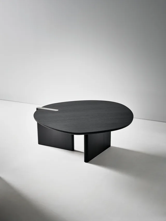 Bonaldo Flatiron table round top: Runder dunkler Tisch mit asymmetrischen flächigen Stützen · Ansicht 2