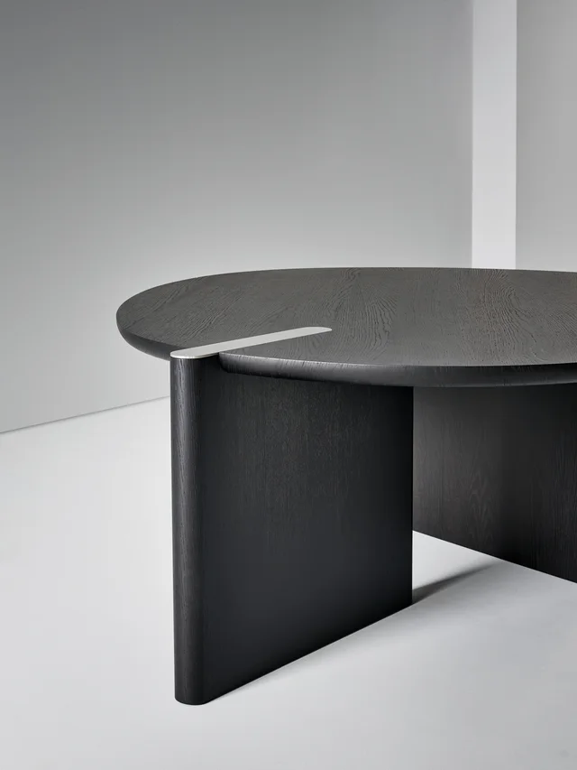 Bonaldo Flatiron table round top: Runder dunkler Tisch mit asymmetrischen flächigen Stützen · Ansicht 3