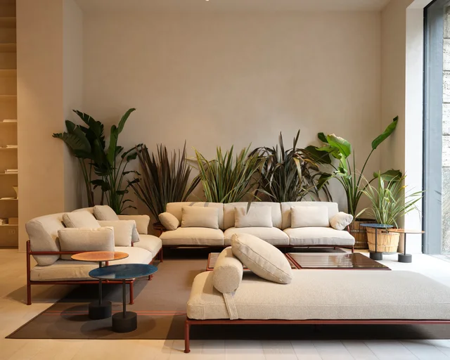 Fast Outdoor Stories Milano: Showroom with plants, dining settings and upholstered outdoor lounges · View 1
