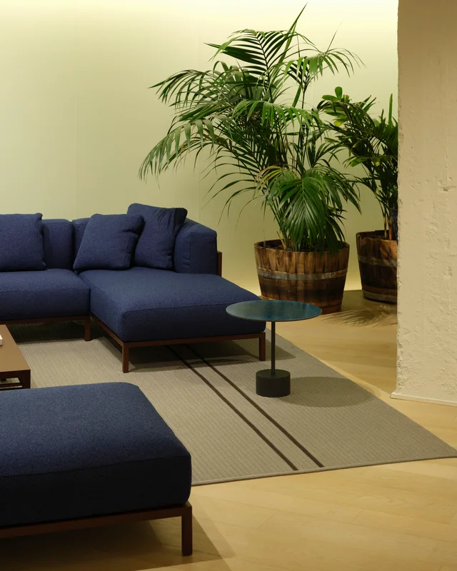 Fast Outdoor Stories Milano: Showroom mit Pflanzen, Essplätzen und gepolsterten Outdoor-Lounges · Ansicht 2