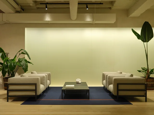 Fast Outdoor Stories Milano: Showroom mit Pflanzen, Essplätzen und gepolsterten Outdoor-Lounges · Ansicht 3