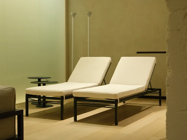 Fast Outdoor Stories Milano: Showroom mit Pflanzen, Essplätzen und gepolsterten Outdoor-Lounges · Ansicht 4