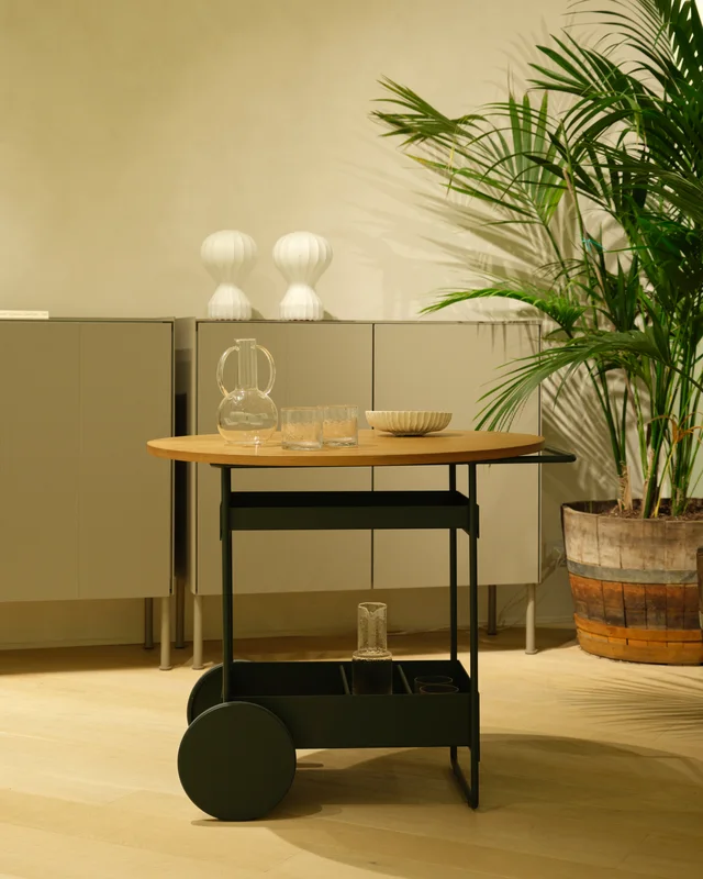Fast Outdoor Stories Milano: Showroom mit Pflanzen, Essplätzen und gepolsterten Outdoor-Lounges · Ansicht 5
