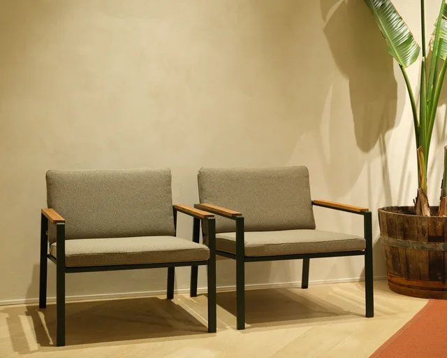 Fast Outdoor Stories Milano: Showroom mit Pflanzen, Essplätzen und gepolsterten Outdoor-Lounges · Ansicht 6