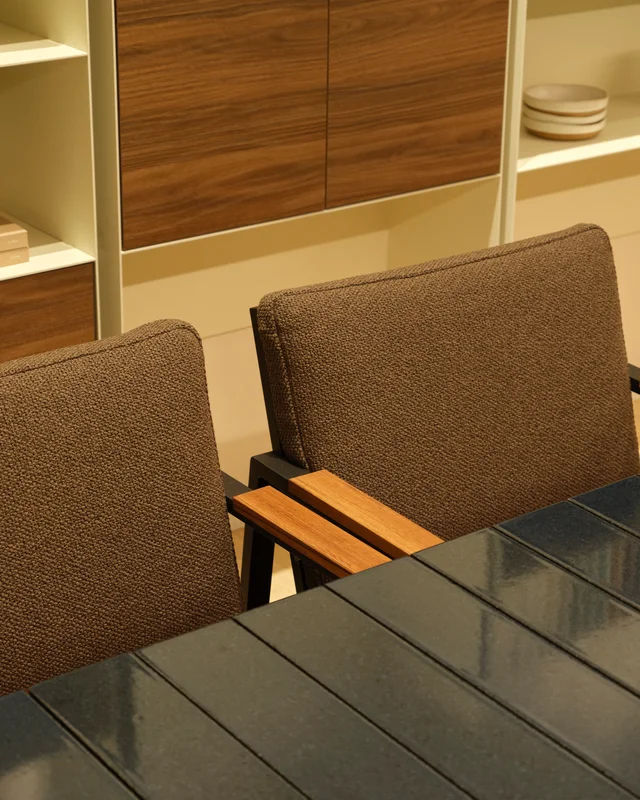 Fast Outdoor Stories Milano: Showroom mit Pflanzen, Essplätzen und gepolsterten Outdoor-Lounges · Ansicht 8
