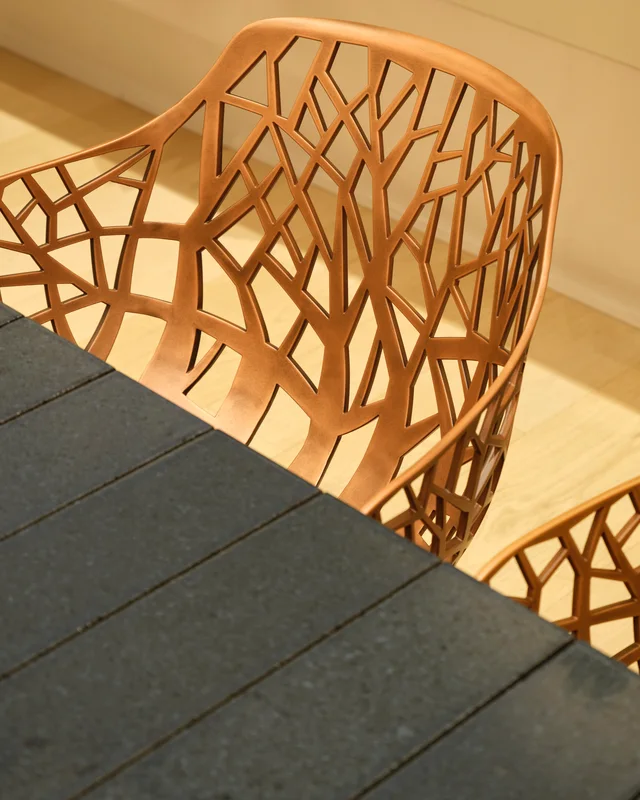 Fast Outdoor Stories Milano: Showroom mit Pflanzen, Essplätzen und gepolsterten Outdoor-Lounges · Ansicht 9