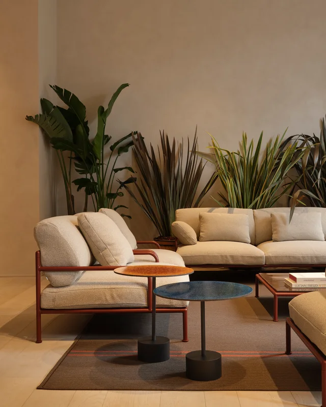 Fast Outdoor Stories Milano: Showroom mit Pflanzen, Essplätzen und gepolsterten Outdoor-Lounges · Ansicht 10