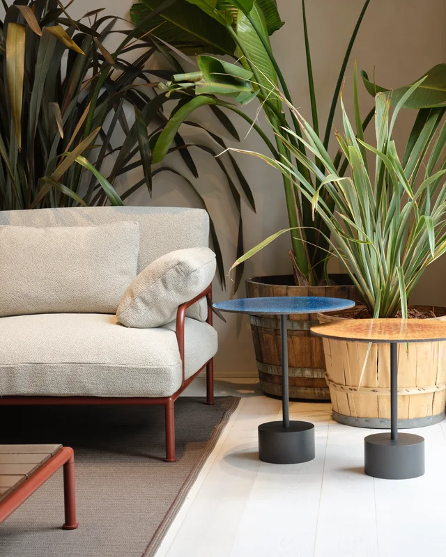 Fast Outdoor Stories Milano: Showroom mit Pflanzen, Essplätzen und gepolsterten Outdoor-Lounges · Ansicht 11